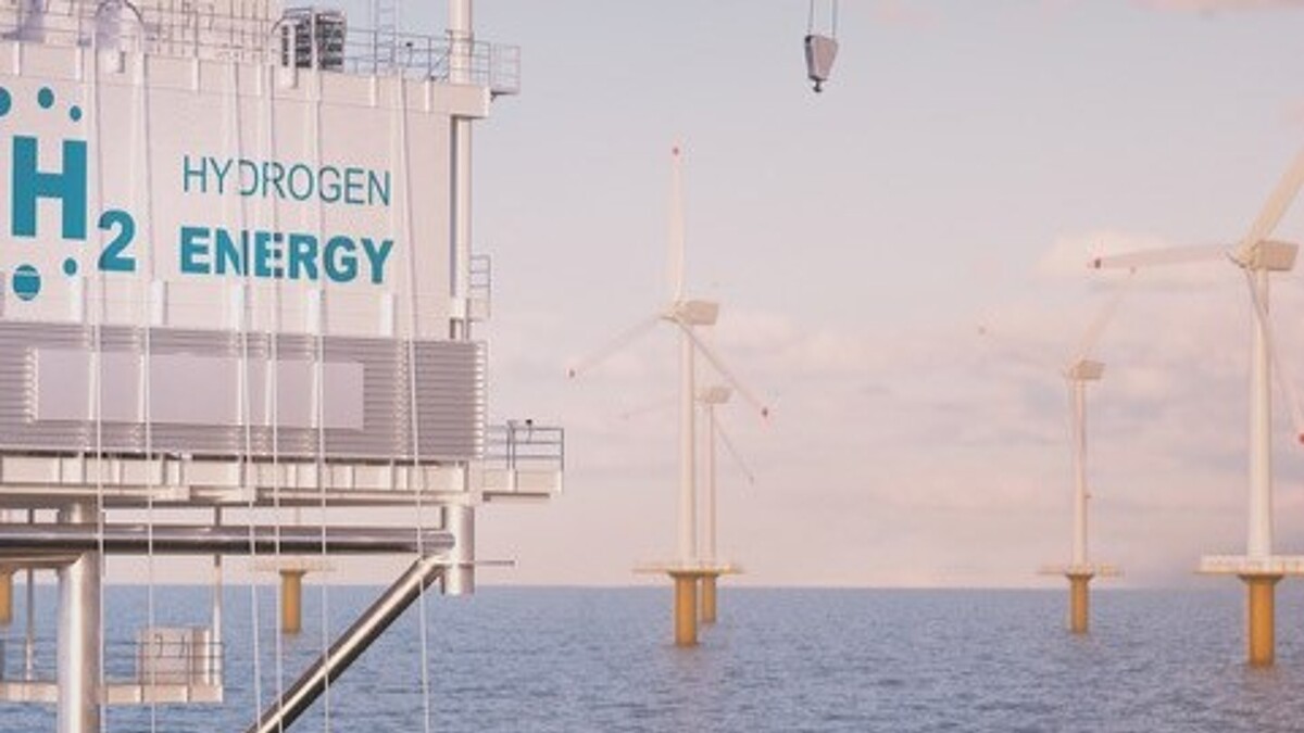 Das Bild zeigt Windkraftanlagen auf See sowie eine Plattform mit einem Schriftzug für Wasserstoff-Energie.