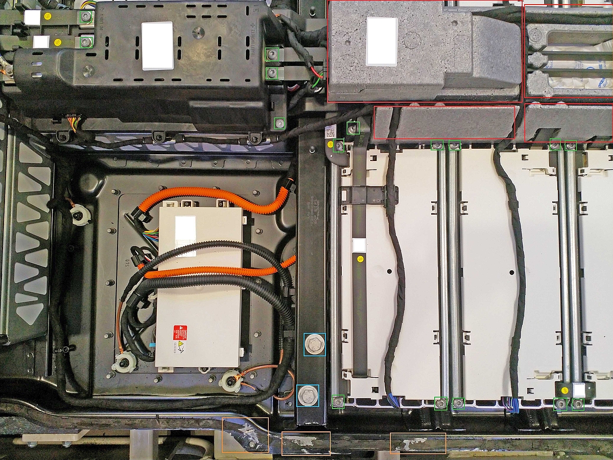 Das Innenleben einer Elektrofahrzeug-Batterie. Komponenten gleicher Art wie Schrauben und Oberflächenstruktur sind farblich gleich umrandet.