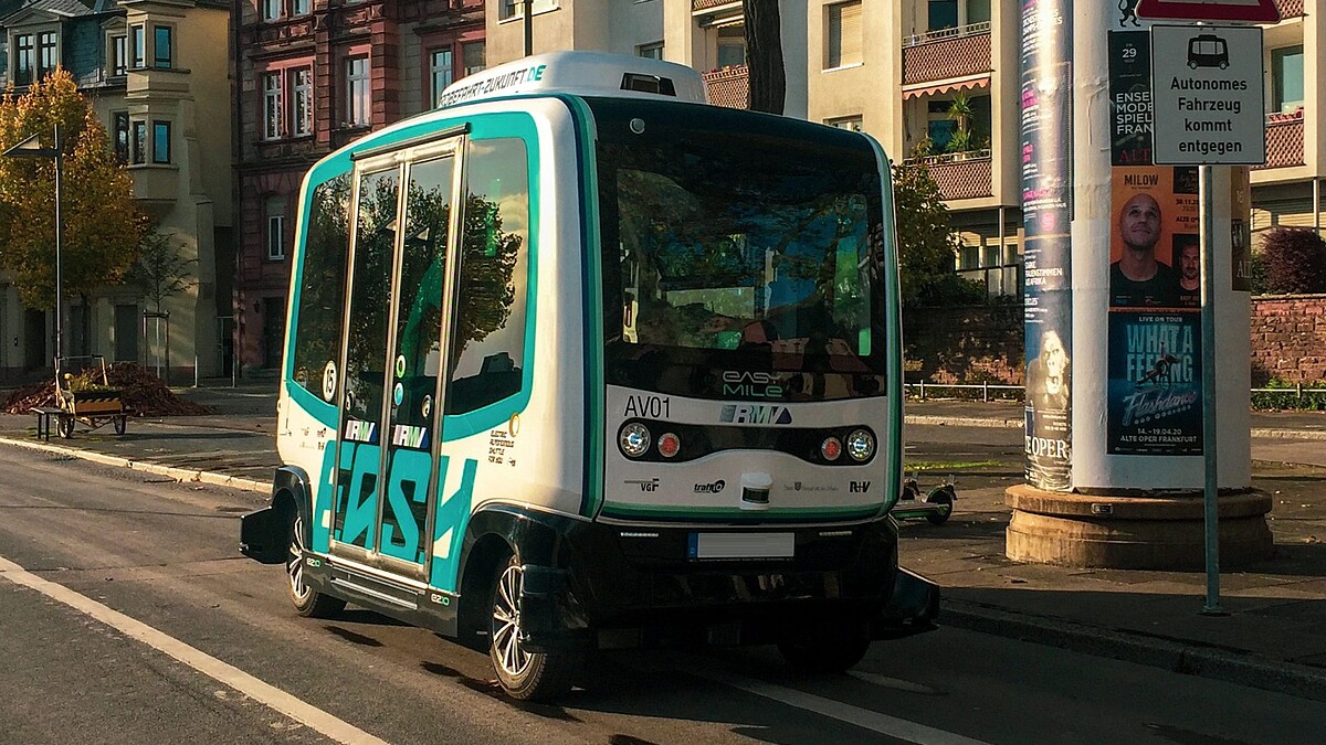 Autonom fahrender Kleinbus auf der Straße