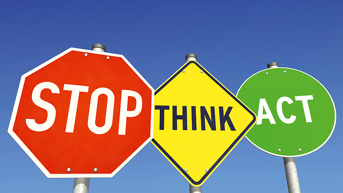 Es stehen drei Verkehrsschilder nebeneinander mit folgenden englischen Wörtern als Inhalt: STOP, THINK und ACT