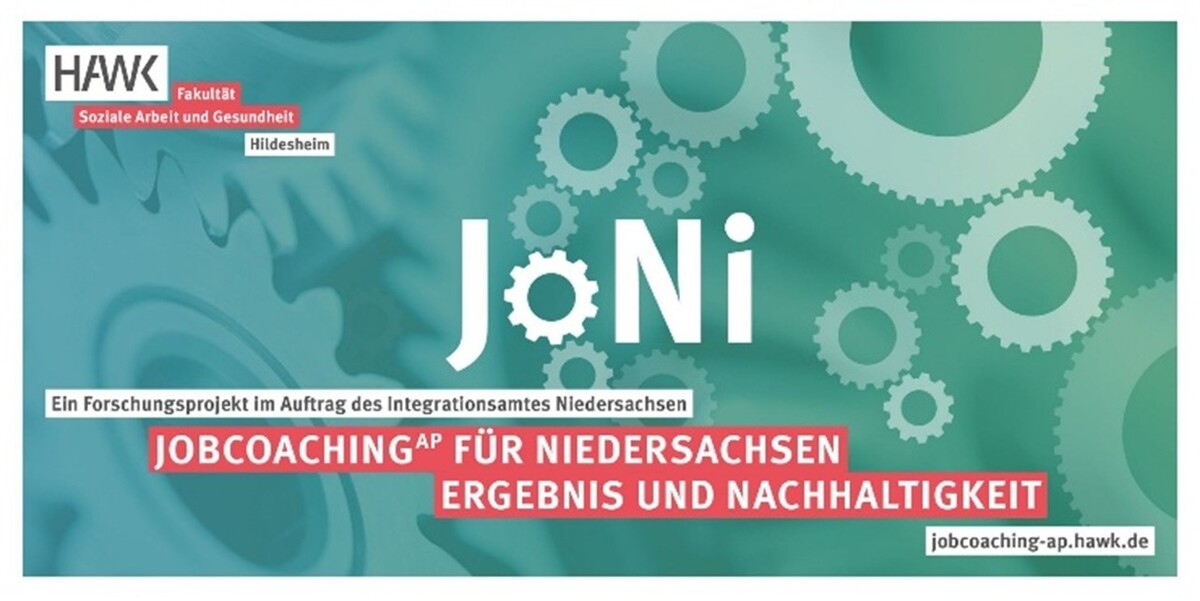 Das Projektlogo zeigt verschieden große, stilisierte Zahnräder. Die Schriften verweisen unter anderem auf die HAWK, auf das Projekt im Auftrag des Integrationsamtes Niedersachsen sowie auf Ergebnis und Nachhaltigkeit.