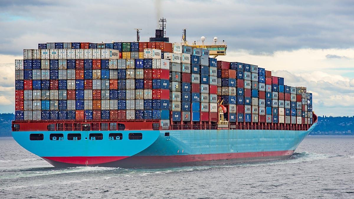 Vollbeladenes Containerschiff fährt auf See.