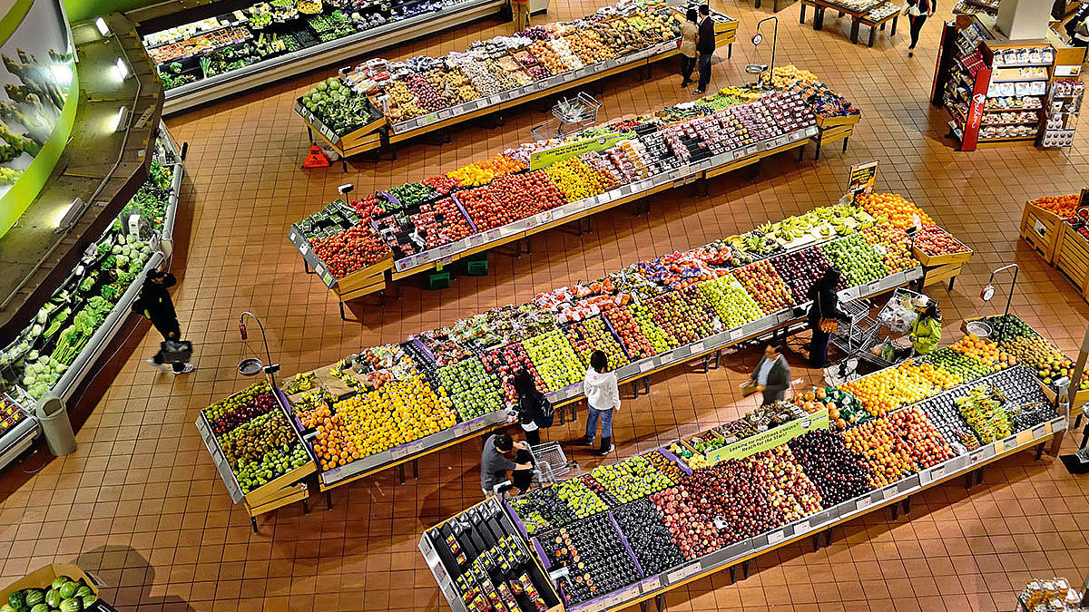 Obst- und Gemüsestände in einem Supermarkt.