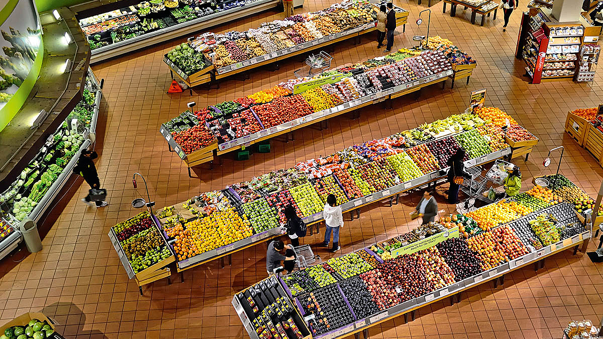 Obst- und Gemüsestände in einem Supermarkt.