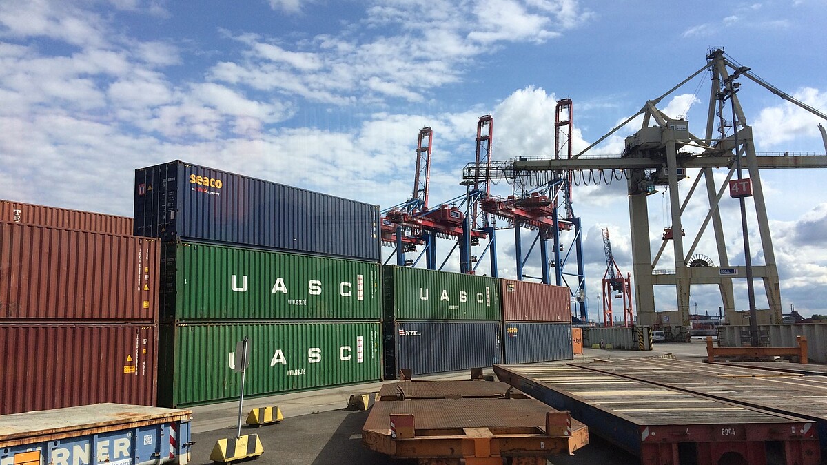 Umschlagplatz mit Containern, Carriern und Containerbrücken