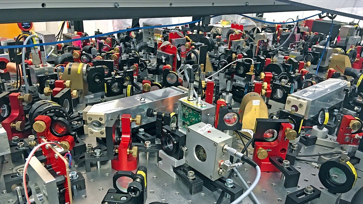 Auf einer Metallplatte stehen unzählige Spiegel, Motoren und Halterungen.