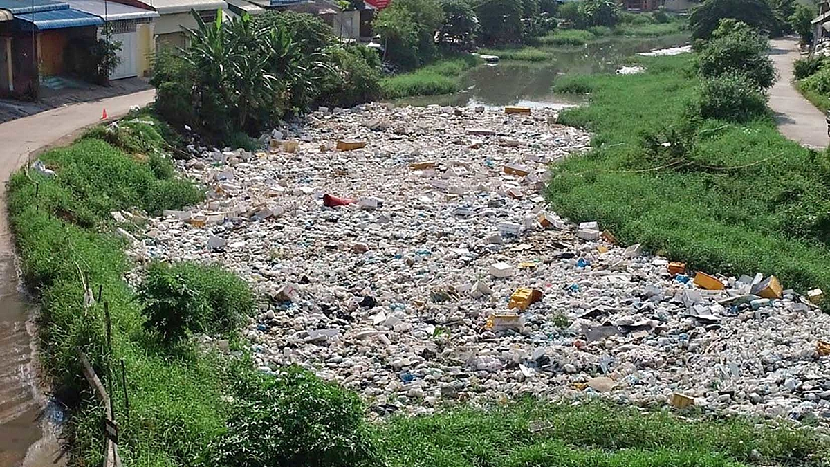 Ein Fluss wird von einer großen Menge an Plastikmüll bedeckt