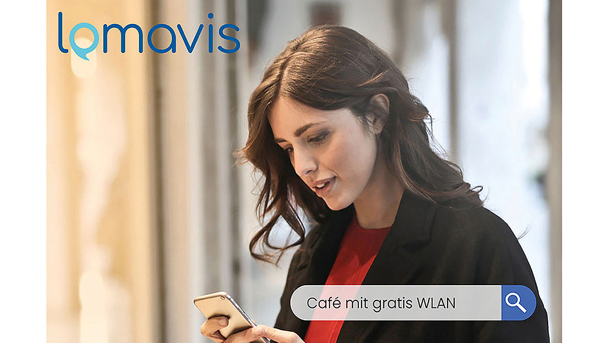Eine Frau sucht auf ihrem Smartphone nach Cafés mit gratis Wlan. Im Hintergrund steht das Logo von der Gründungsfirma Lomavis.