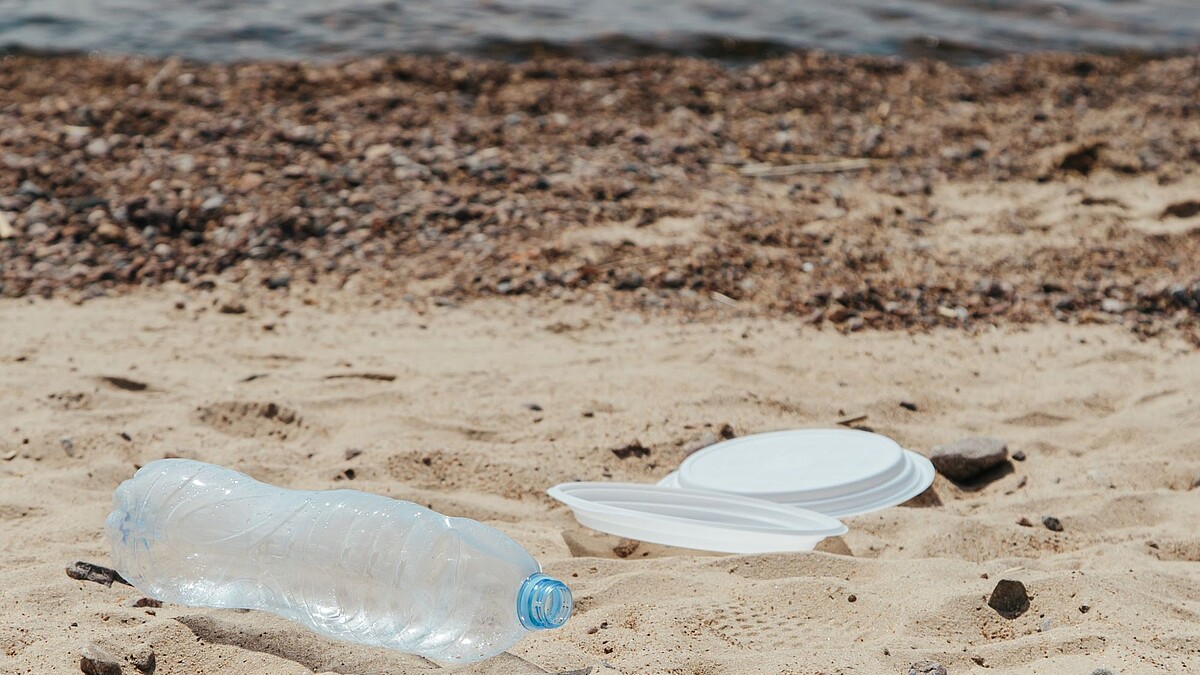 Ein mit Plastikmüll verschmutzter Strandabschnitt.