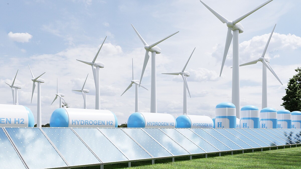 Das Bild zeigt Windkraft-Anlagen, Photovoltaik-Anlagen und Gastanks für Wasserstoff.