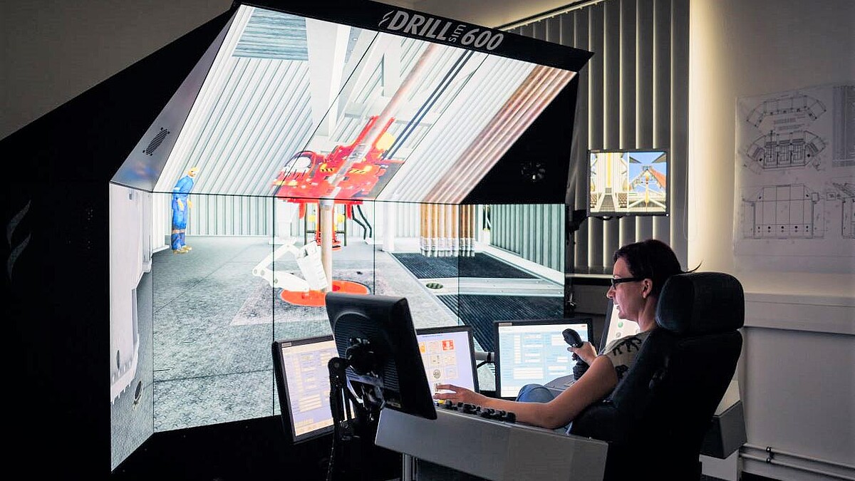 Eine Mitarbeiterin simuliert am Software-Simulator eine Tiefbohrung.
