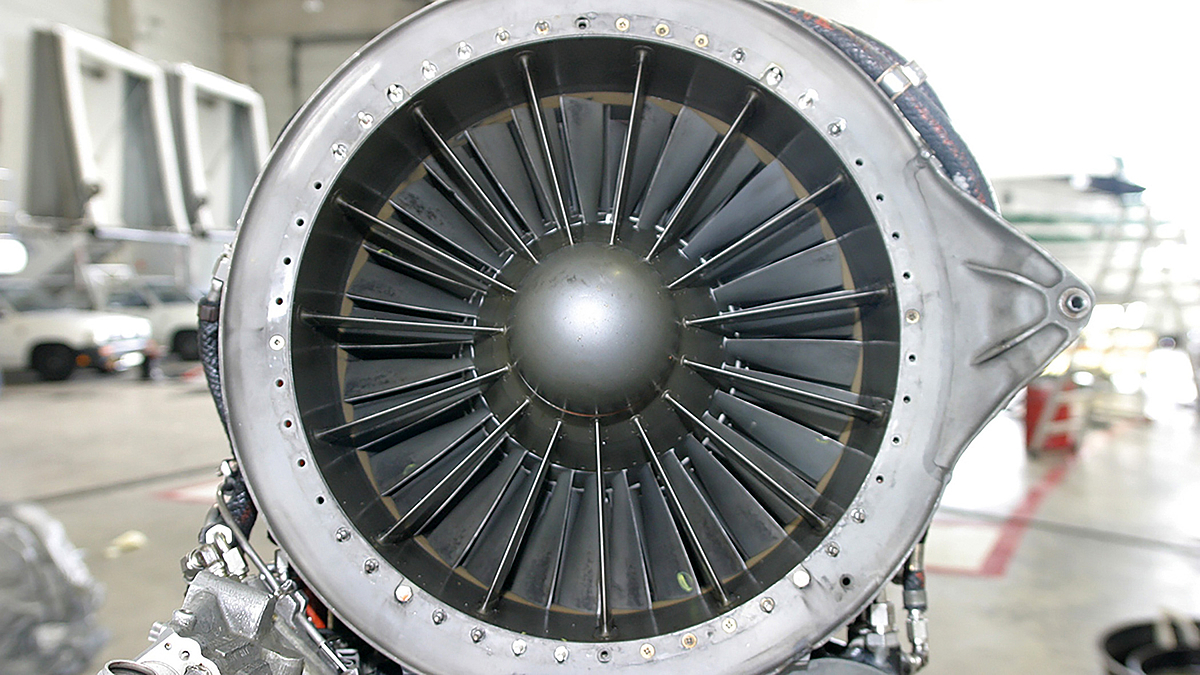 Nahaufnahme einer Flugzeugturbine in der Montagehalle