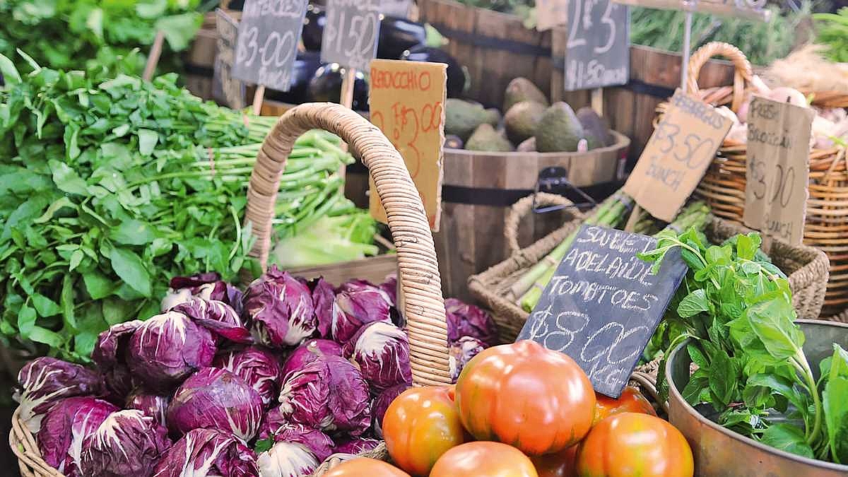Ein Marktstand bietet verschiedene Gemüsesorten an. 
