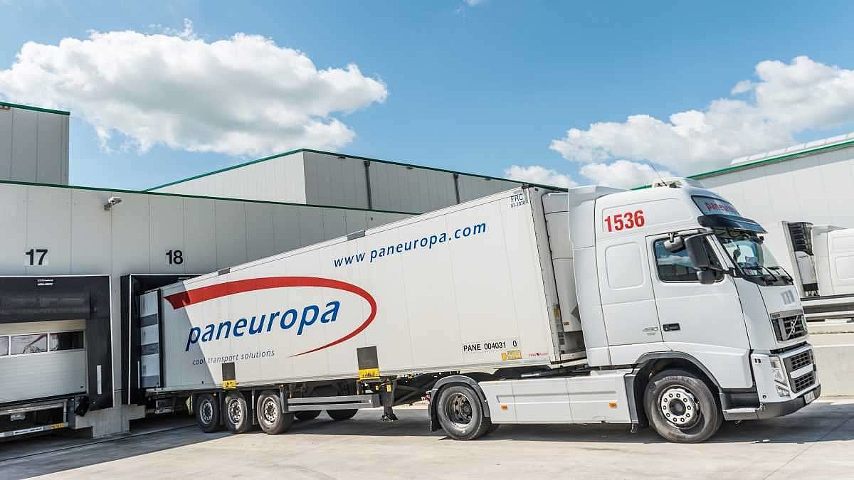 Lastkraftwagen von Paneuropa steht am Ladeterminal eines Logistikzentrums.