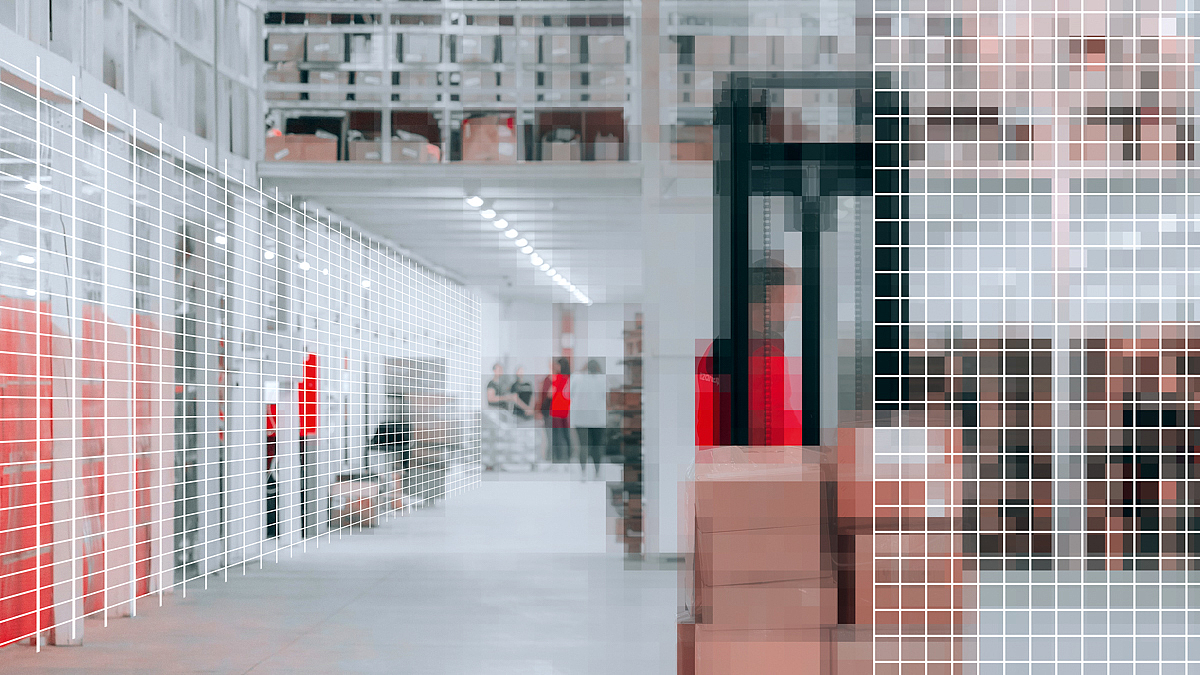 Ein Warenlager mit Regalen, Gabelstapler und Personen ist ver-pixelt und mit Gitternetzen dargestellt.