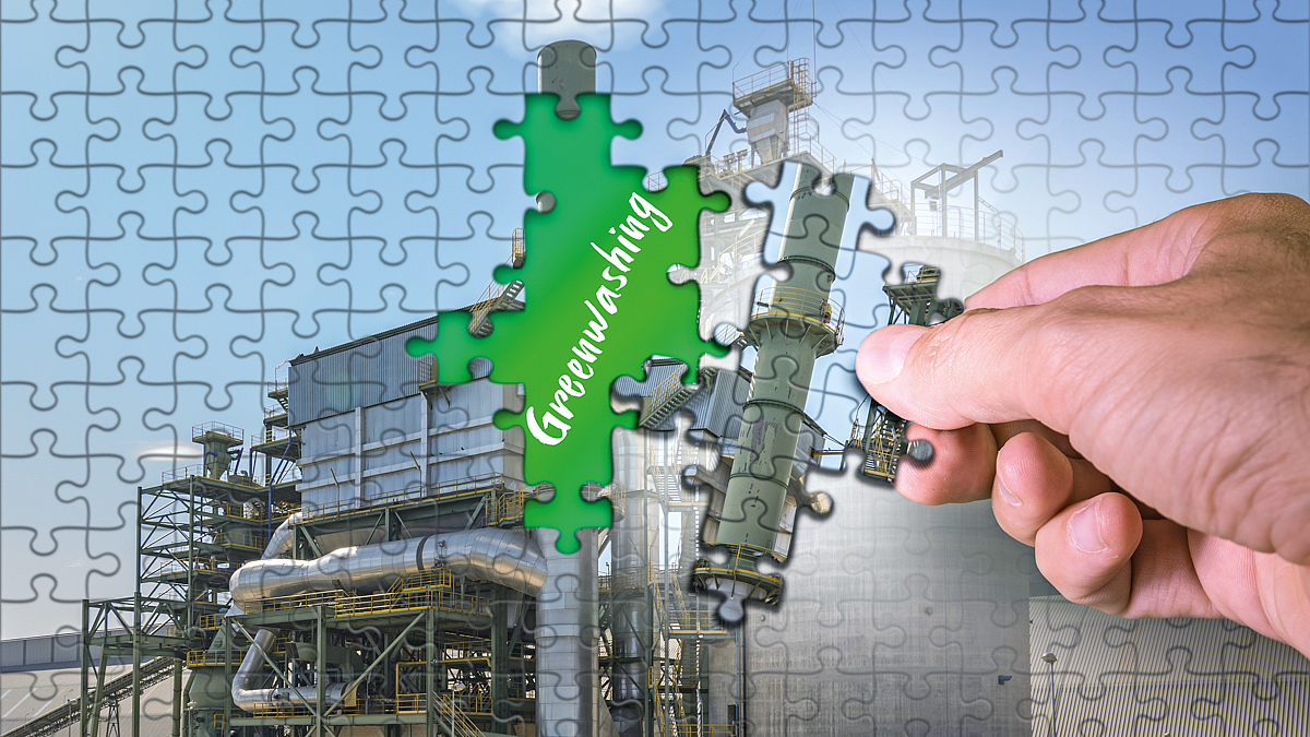 Ein Puzzle zeigt eine Industrieanlage. Die Puzzleteile verdecken fast den Schriftzug Greenwashing.