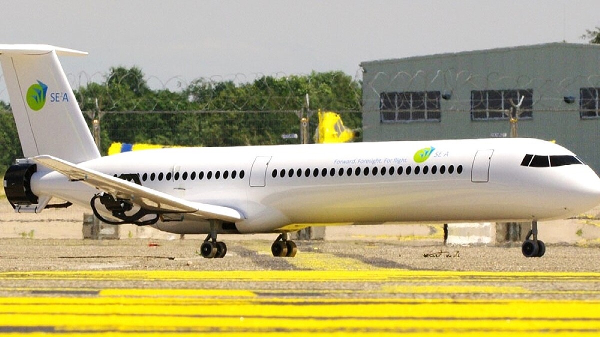 Ein Passagierflugzeug steht auf einem Rollfeld.
