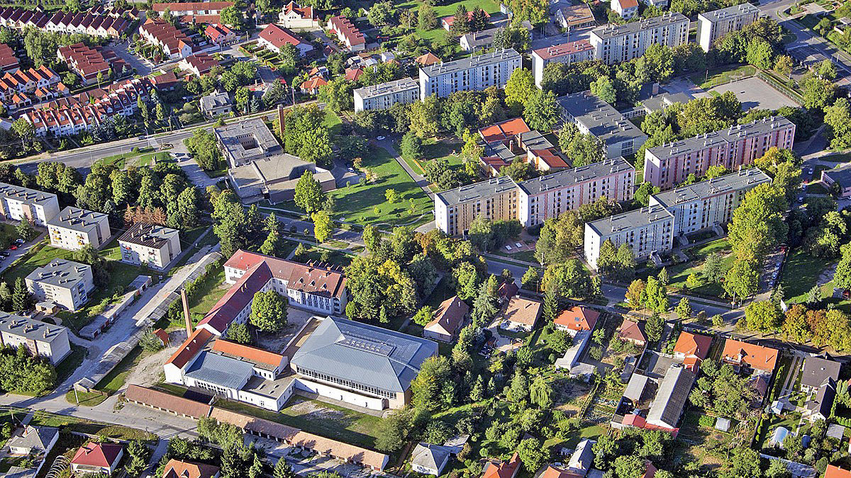 Luftbild einer Siedlung mit Ein- und Mehrfamilienhäusern sowie Zweckgebäuden