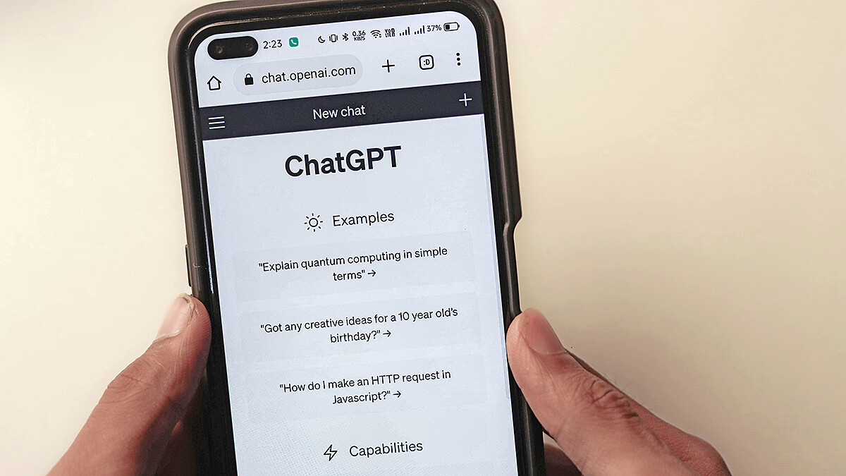 Auf einem Handydisplay sind Aufgaben an ChatGPT gerichtet, zum Beispiel: How do I make an HTTP request in Javascript?