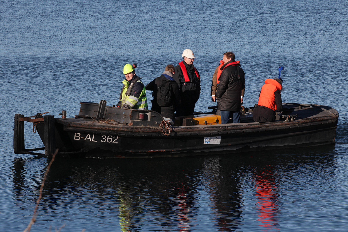 Forschende der TU Clausthal fahren mit einem Boot über den Bergeteich.