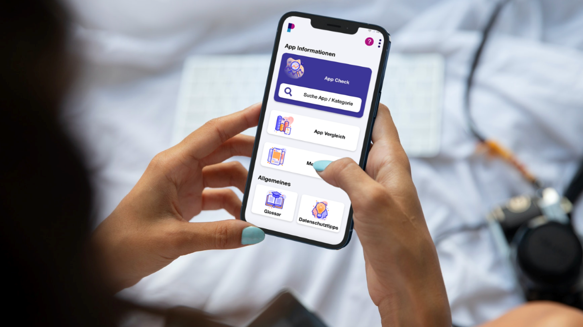 Eine Frau nutzt auf einem Smartphone die PANDIA-App für Informationen zum Datenschutz, App-Check und App-Vergleich.
