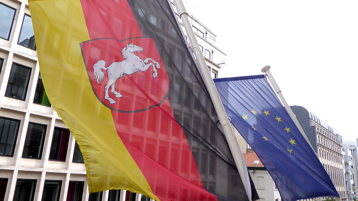 Eine niedersächsische Flagge und eine EU-Flagge wehen am Gebäude der Landesvertretung in Brüssel.)