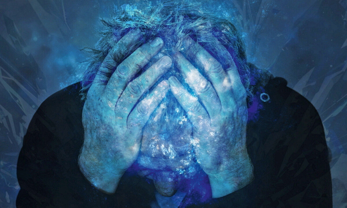 Die Illustration zeigt von oben eine Person, die ihren gesenkten Kopf in die Hände stützt. Sie wirkt leidend. Über Kopf und Hände sind leuchtende Strukturen gelagert, die Gehirnaktivitäten oder Schmerzen symbolisieren.