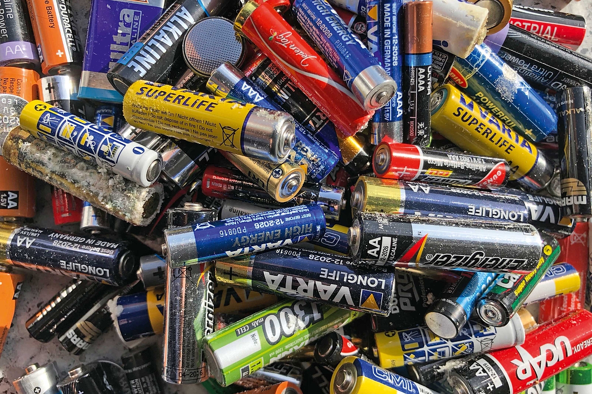 Ein Haufen von Batterien verschiedener Größen.