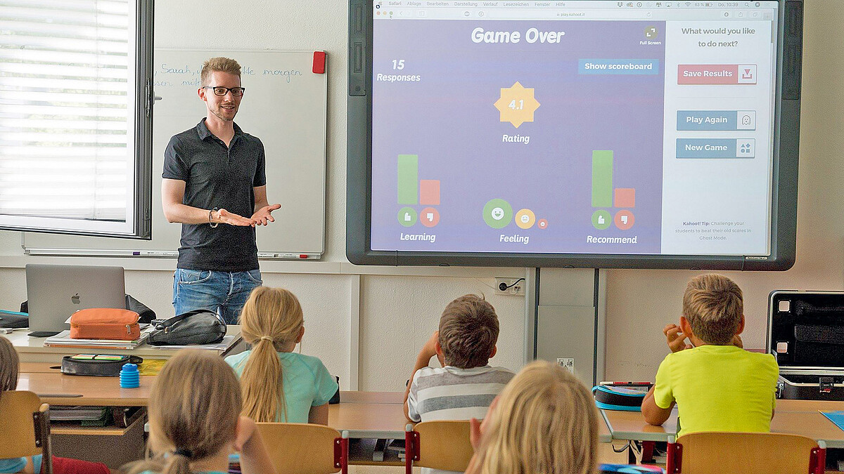 Ein Lehrer unterrichtet seine Klasse mithilfe eines Whiteboards.
