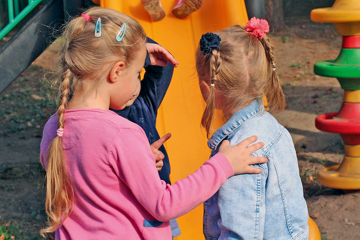 Barrierefreier Bildtext: Kinder spielen auf einem Spielplatz.