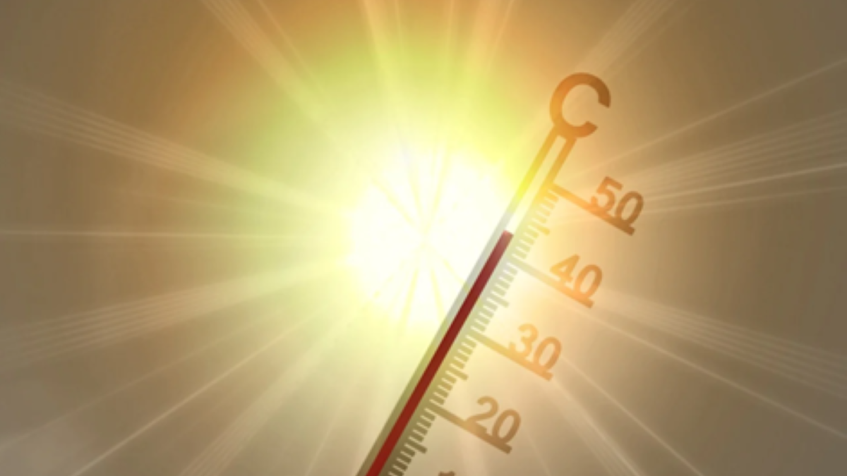Auf der Bildcollage zeigt ein Thermometer 43 °C vor einer gleißend hellen Sonne.