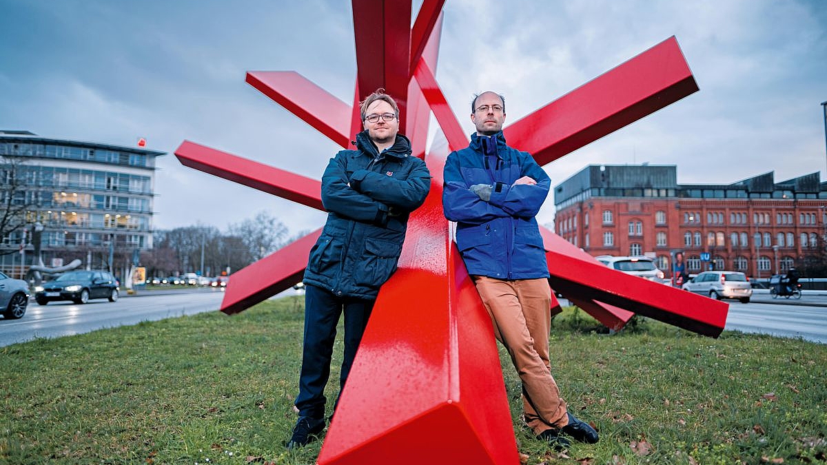 Professor Schank und Professor Rosenhahn stehen draußen vor einer Stahlskulptur.