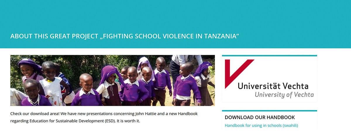 Die Banderole zeigt junge Schulkinder in Tansania. Die Überschrift lautet: „Fighting School Violence in Tanzania”. Unter dem Logo der Universität Vechta geht es zum Download des Handbuchs.