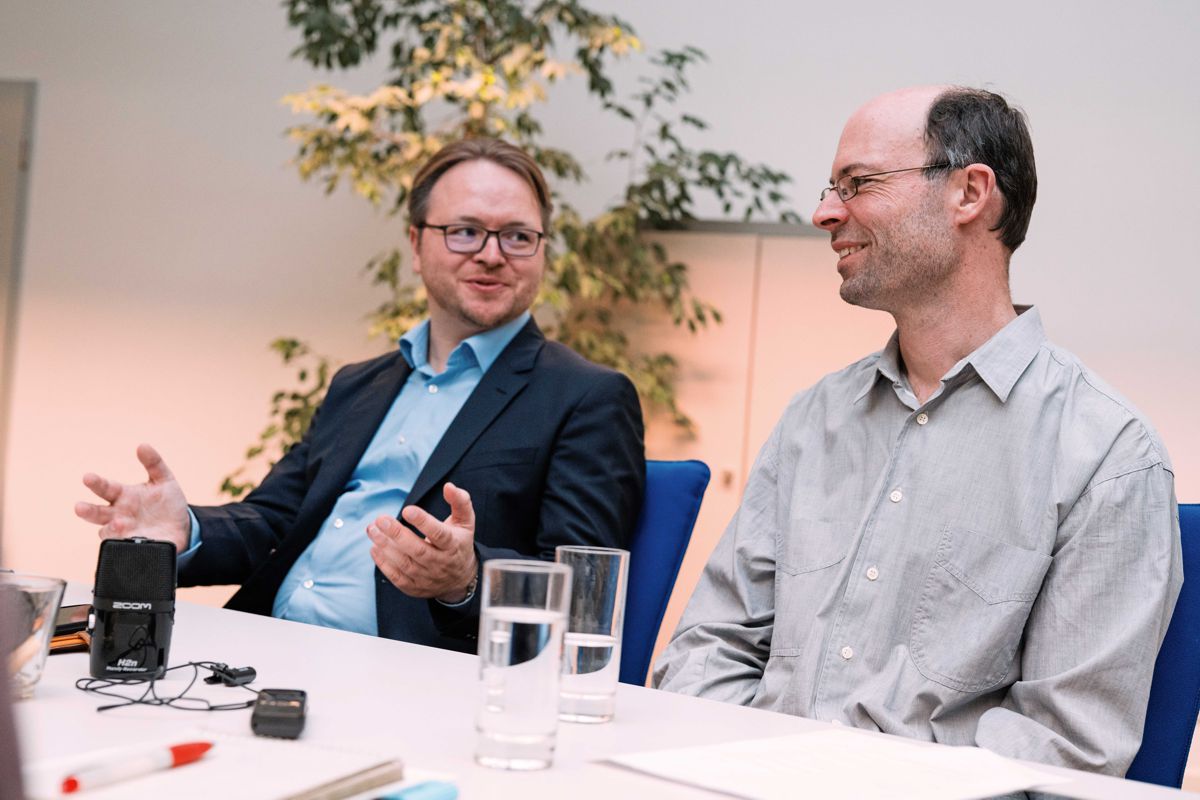 Professor Schank und Professor Rosenhahn sitzen während des Interviews nebeneinander. Professor Schank spricht in diesem Augenblick.