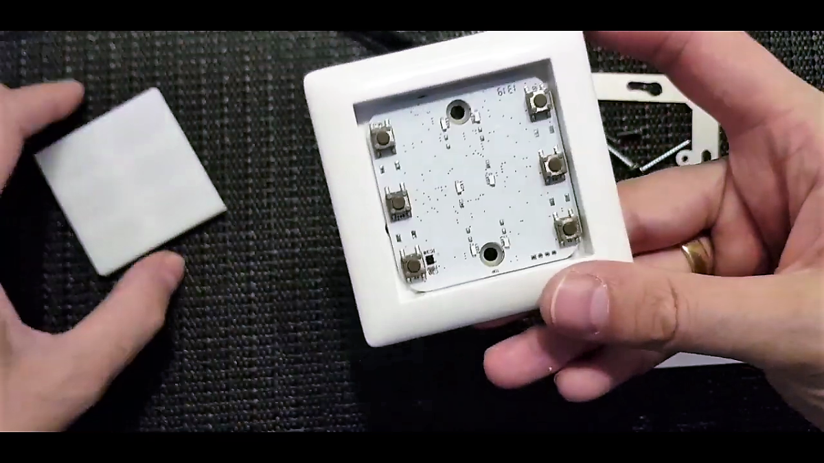 Unter der transparenten Fläche eines Schalters befinden sich LEDs sowie ein Mikrocontroller.