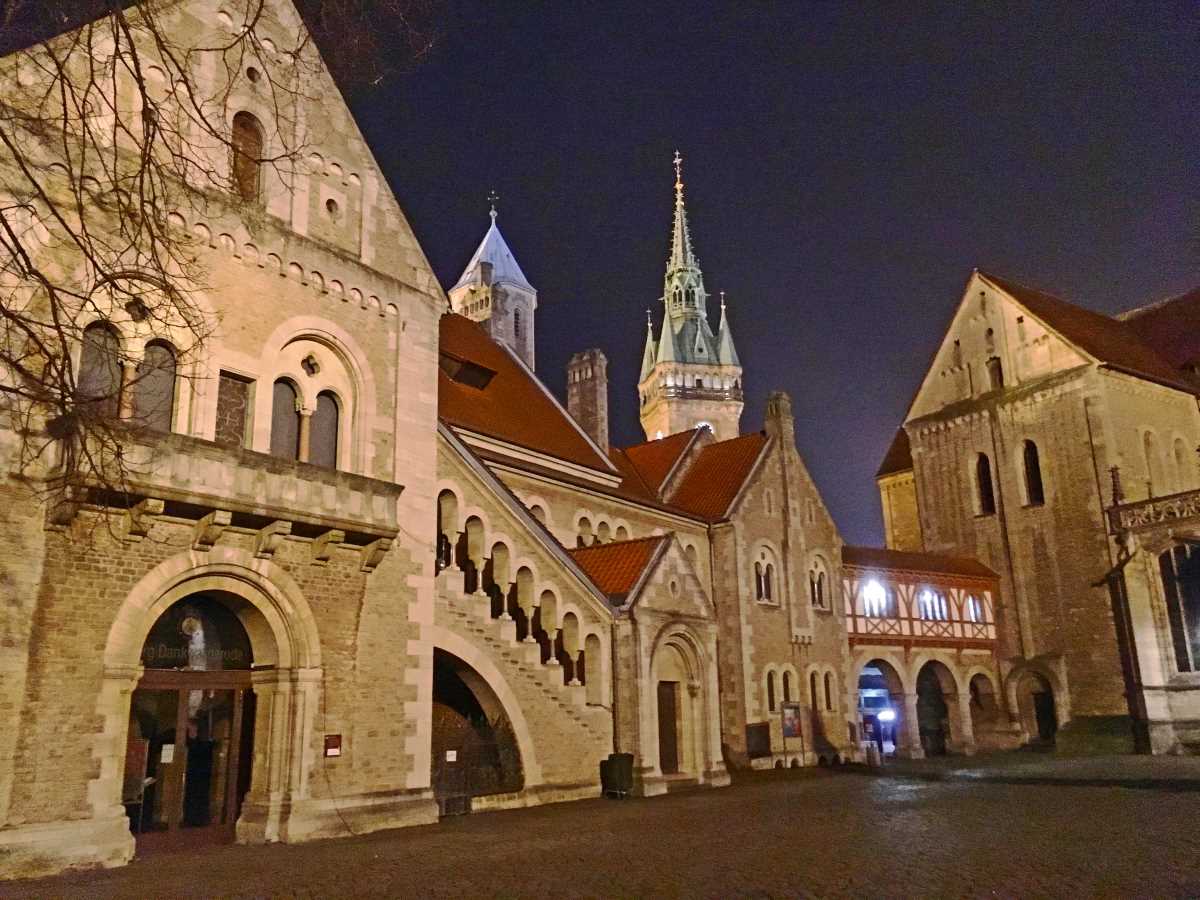 Illuminierter Burgplatz bei Nacht
